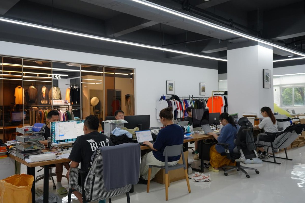 DETOSUN apparel product development team at work