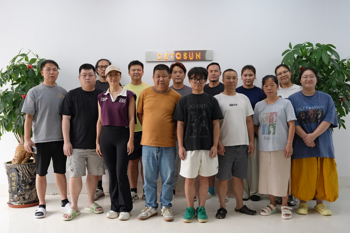 DETOSUN apparel team at the company facility